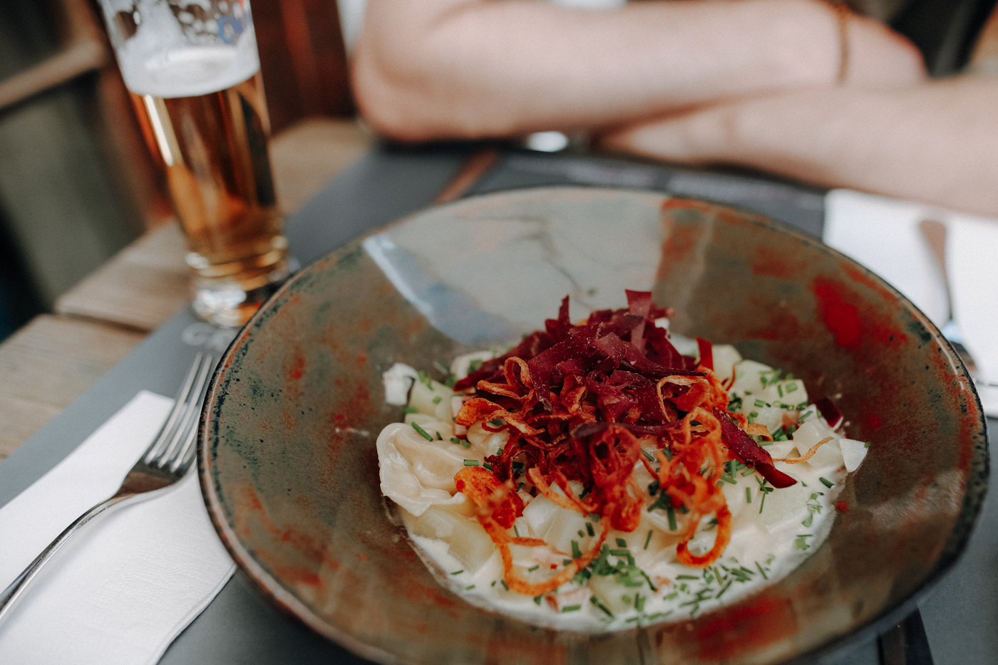 Älplermagronen ...sind ein typisch schweizerisches Gericht bestehend aus Teigwaren, Kartoffeln, Rahm, Käse und Zwiebeln. Traditionell werden sie mit Apfelmus gegessen.