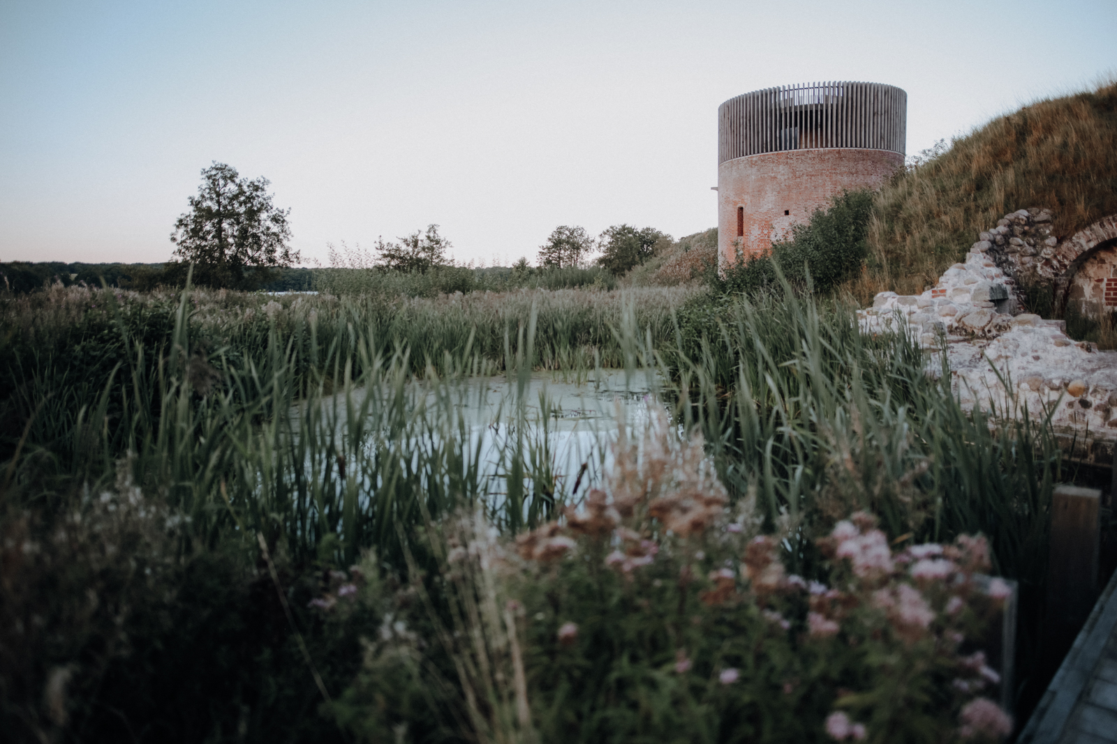 De Fem Halder, Dollerup Bakker, Hald Slot